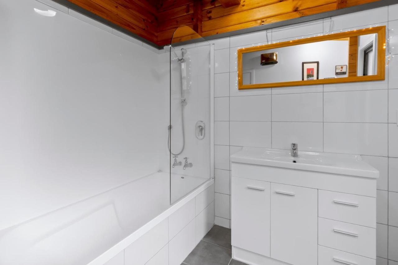 Kereru Cottage, Cosy Log Cabin, Serene Lake & Mountain Views Queenstown Exterior photo